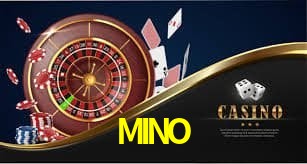 Escena dinámica inspirada en casino con iluminación MINO, cartas, fichas e íconos de juegos digitales en un espacio moderno de juegos.