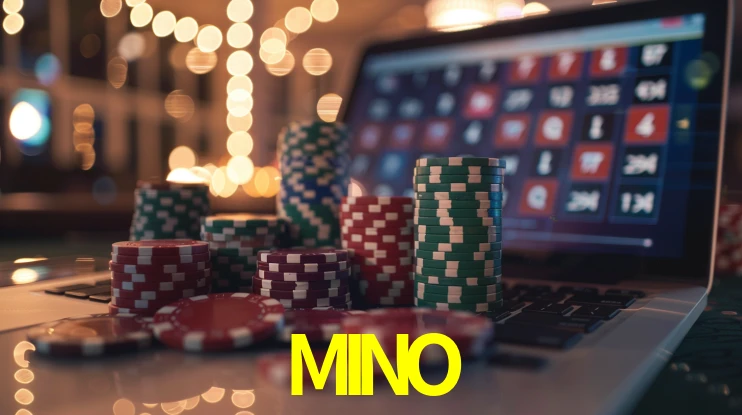 Una escena digital vívida inspirada en casino con MINO mostrado prominentemente, luces brillantes, fichas, cartas y acentos dorados.